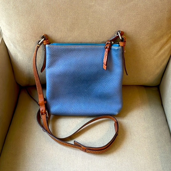 Dooney & Bourke leather crossbody purse. - Picture 3 of 4